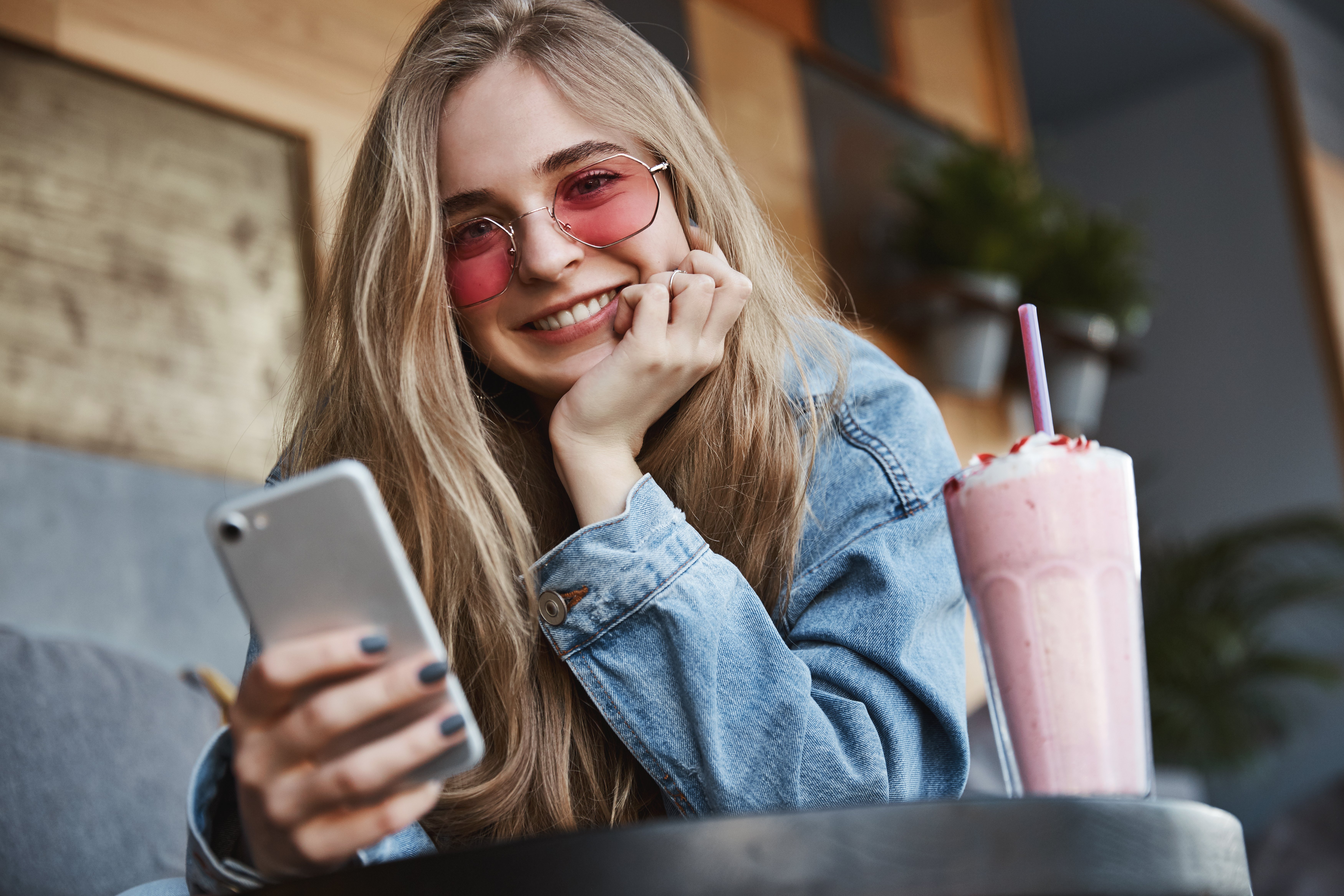 eating-out-leisure-concept-beautiful-blond-girl-sunglass